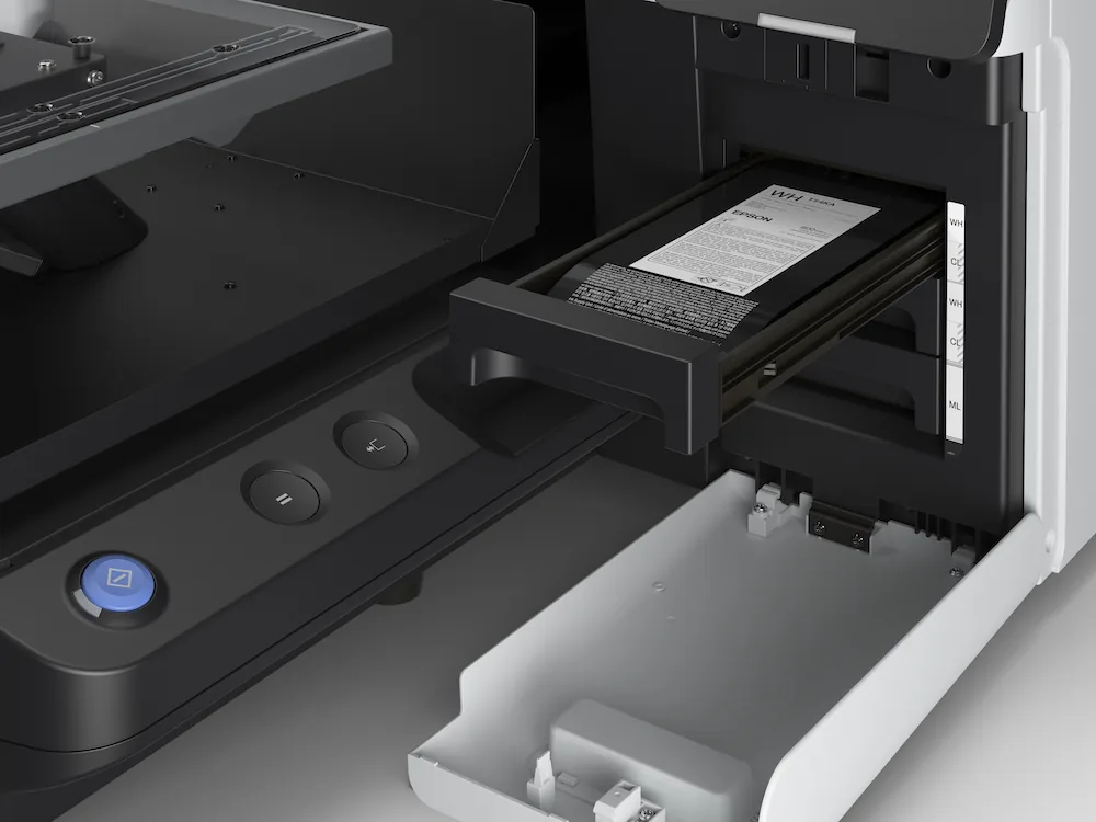 ช่องใส่หมึกด้านหน้าเครื่องสกรีนเสื้อ Epson เปลี่ยนถุงหมึกได้โดยไม่ต้องหยุดเครื่อง